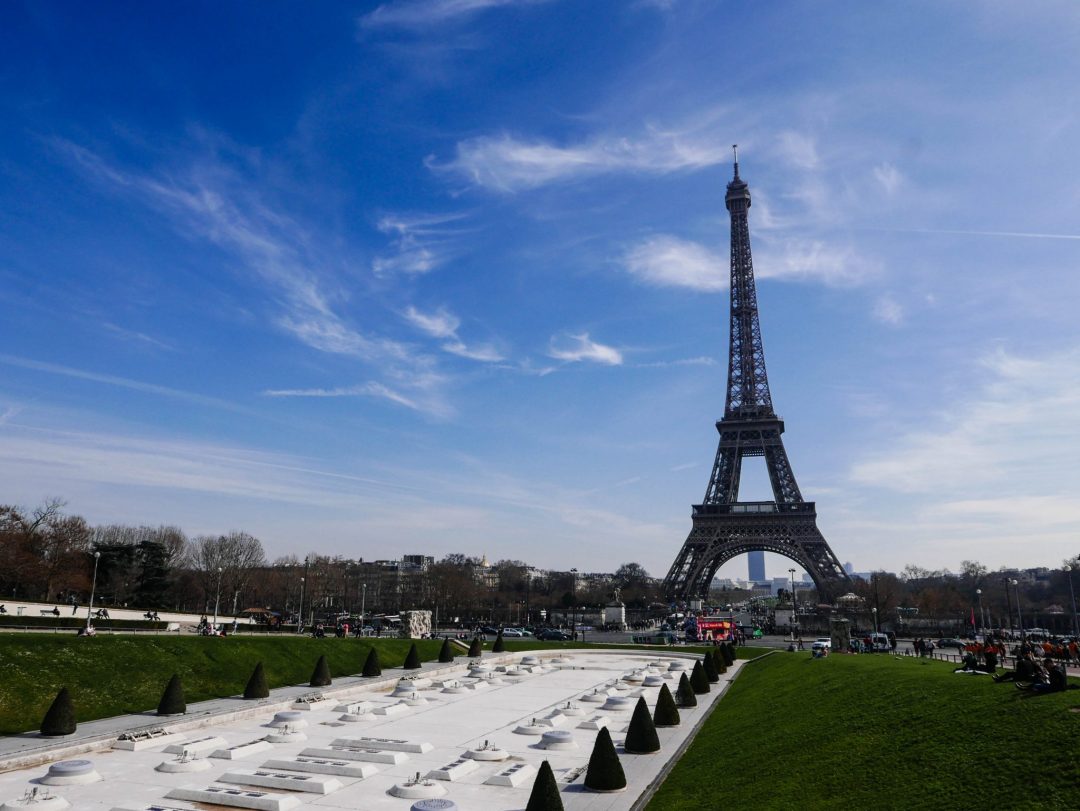 Visiting Paris for only one day may seem crazy, but seeing the top sights is actually possible! Use this itinerary to see the top sights in Paris in only one day. See the Louvre, the Eiffel Tower, and Notre Dame!