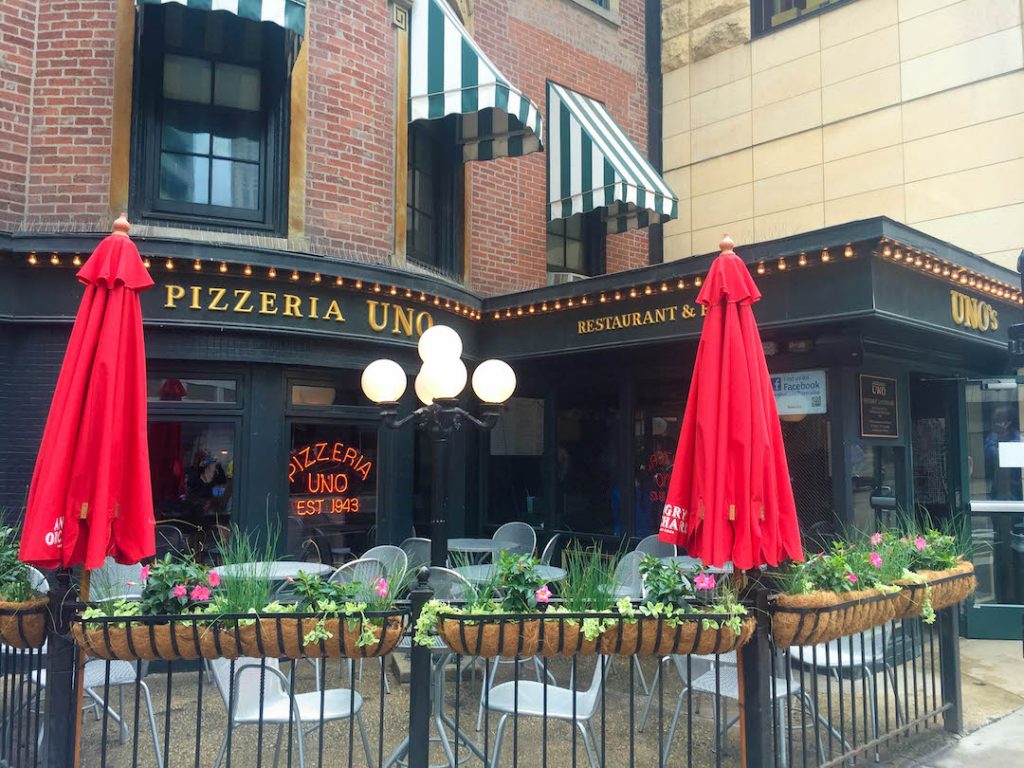 The terrace of Pizzeria Uno, the inventor of deep-dish pizza in Chicago